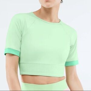 Fabletics avah Color Block Cut Off Sleeve Crop Top

Color